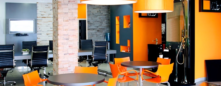 Tonos vibrantes como rojo y naranja